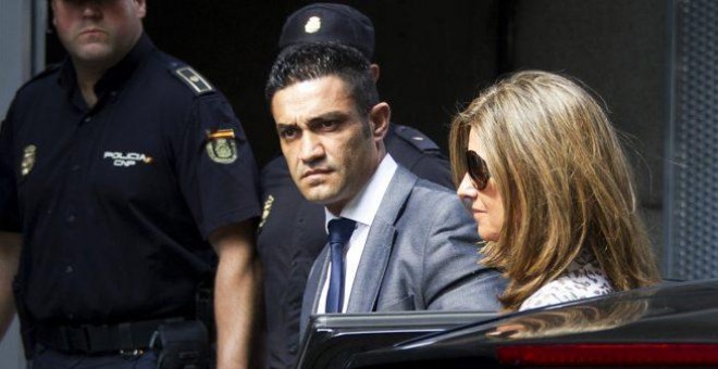 El chófer de Barcenas, Sergio Ríos, junto a Rosalía Iglesias, la mujer del extesorero. AFP/Archivo