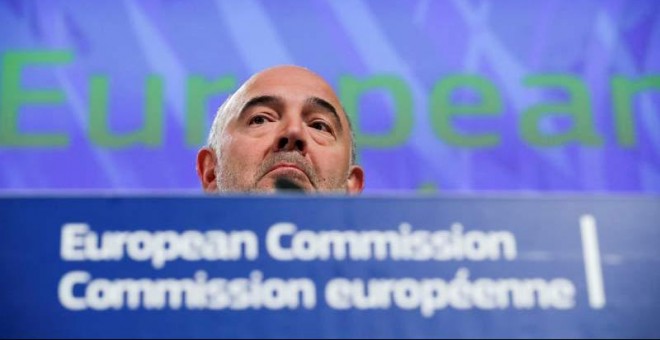 El comisario europeo de Asuntos Económicos, Pierre Moscovici, se dirige a los medios en Bruselas. (JULIEN WARNAND | EFE)