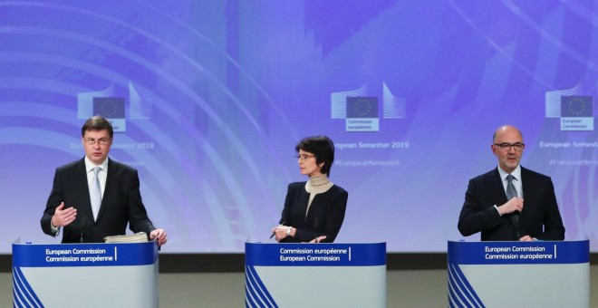 El vicepresidente de la Comisión Europea, Valdis Dombrovskis, la comisaria de Empleo y Asuntos Sociales, Marianne Thyssen, y el comisario de Asuntos Económicos y Monetarios, Pierre Moscovici, en la rueda de prensa en Bruselas para la presentación del info
