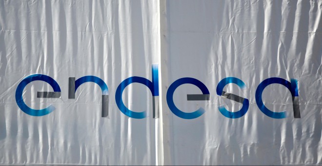 El logo de Endesa en un cartel desplegado en su sede en Madrid. REUTERS/Andrea Comas