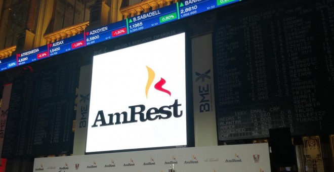 El logo del grupo de restauracióm AmRest, en el panel de la Bolsa de Madrid, poco antes del comienzo de su cotización. E.P.