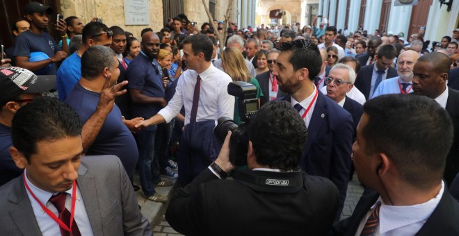 El presidente del Gobierno de España, Pedro Sánchez, saluda a ciudadanos cubanos en La Habana (Cuba) en un paseo por la ciudad durante su visita oficial de dos días a la Isla. EFE/Juanjo Martín