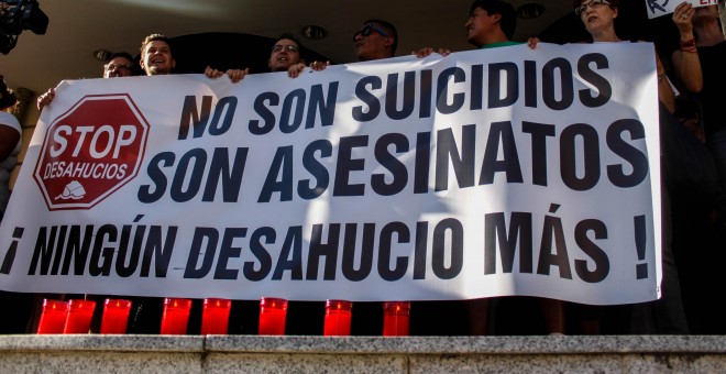 Una protesta por el suicidio de una mujer tras recibir la carta de desahucio en Madrid, en 2013.- ARCHIVO