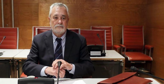 El expresidente de la Junta de Andalucía José Antonio Griñán, durante su comparecencia ante la Comisión de Financiación de los Partidos Políticos, en el Senado. /EFE