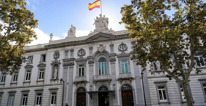 Un agente de policía frente al Tribunal Supremo en Madrid. /  REUTERS -JUAN MEDINA