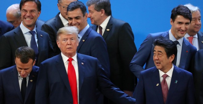 El presidente de EEUU, Donald Trump, junto al francés Emmanuel Macron, el holandés Mark Rutte, el  español Pedro Sánchez, el  canadiense Justin Trudeau y el japonés Shinzo Abe, tras posar para la foto de familia de la cumbre del G-20 en Buenos Aires. REUT