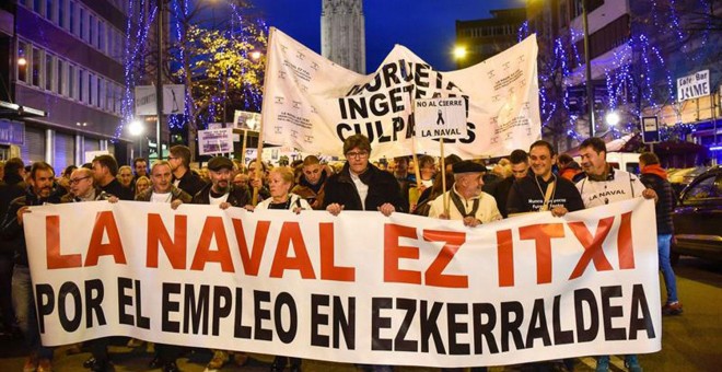 Un momento de la manifestación que ha recorrido esta tarde las calles de Bilbao, en protesta contra el proceso de liquidación de los astilleros de La Naval de Sestao.- EFE