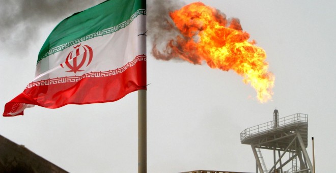 Una llamarada de gas en una plataforma de producción de petróleo en Soroush, en el Golfo Pérsico.- REUTERS