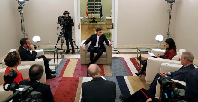 El presidente del Gobierno, Pedro Sánchez, durante la entrevista con varias televisiones con motivo del 40 aniversario de la Constitución - EFE/Ángel Díaz