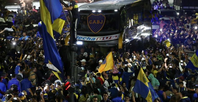 El bus que transporta a los jugadores del Boca Juniors es despedido por aficionados antes del viaje a Madrid para jugar la final de la Copa Libertadores contra su máximo rival, River Plate.- EFE/Juan Ignacio Roncoroni