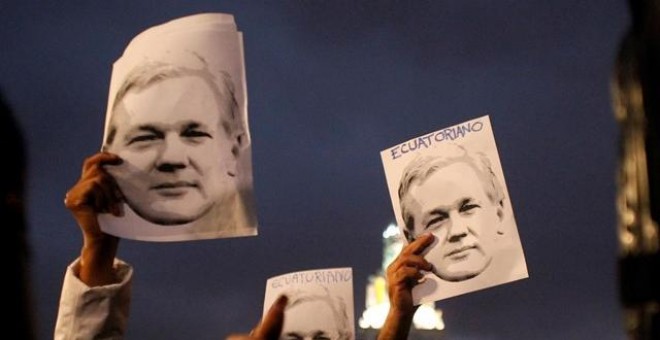 Simpatizantes del fundador de Wikileaks, Julian Assange. REUTERS/Stringer