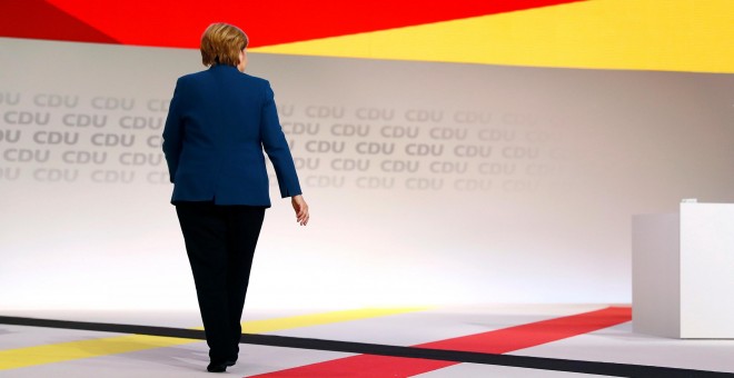La canciller alemana Angela Merkel, en el congreso de la CDU en Hamburgo, donde se eliga su sucesor o sucesora al frente del partido cristianodemócrata. REUTERS/Fabrizio Bensch