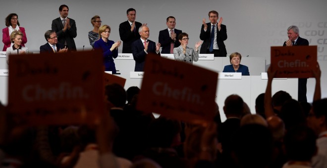La canciller alemana Angela Merkel recibe el apluso de los asistentes al congreso de la CDU, en el que se elige al sucesor o a la sucesora al frente del partido. REUTERS/Fabian Bimmer