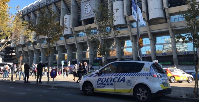 Estadio Santiago Bernabeu con Policía. EUROPA PRESS