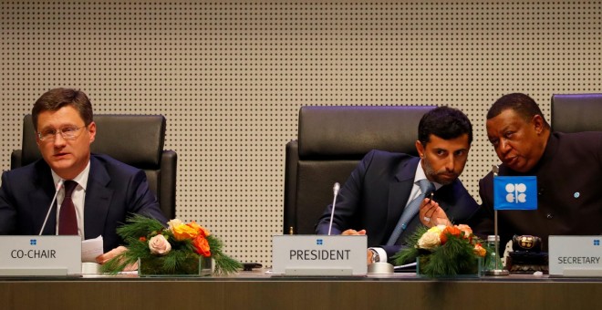 El ministro de Energía ruso, Alexander Novak, con el presidente de turno de la OPEP y ministro del Petróleo de los Emiratos Árabes, Suhail Mohamed Al Mazrouei, con el secretario general del cártel, Mohammad Barkindo, en la reuníón de los productores de cr