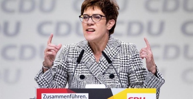 Annegret Kramp-Karrenbauer, que liderará la CDU alemana, mientras pronuncia su discurso durante el congreso federal del partido en Hamburgo en donde salió victoriosa | HAYOUNG JEON / EFE