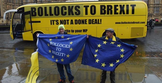 ctivistas proeuropeos participan en una campaña ante el Parlamento británico en Londres, Reino Unido, hoy, 7 de diciembre de 2018. La primera ministra británica, Theresa May, continúa buscando apoyos para que salga adelante su pacto de 'brexit', pese a qu