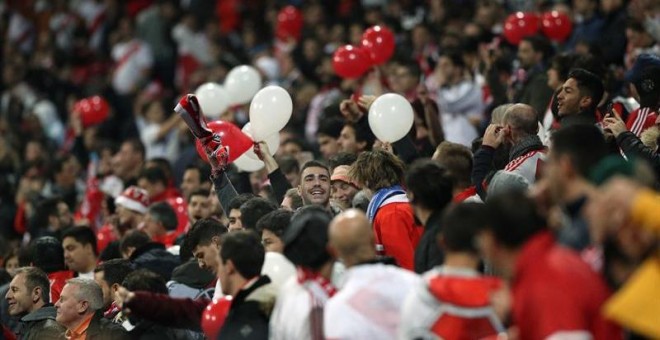 Seguidores del River Plate en el campo del Santiago Bernabéu donde a partir de las 20,30 hora española se enfrentarán al Boca Juniors en partido de vuelta de la final de la Copa Libertadores.EFE/ Rodrigo Jimenez