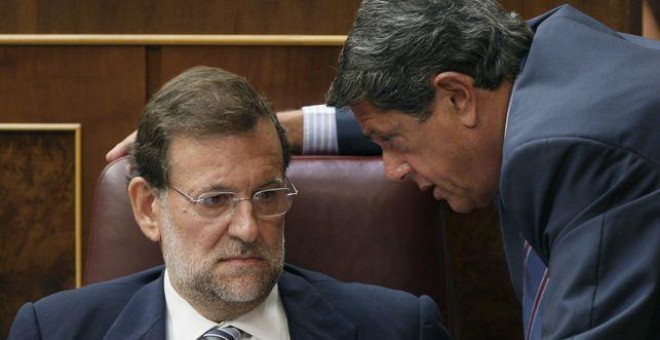 Federico Trillo habla con Mariano Rajoy en el Congreso en 2009. EFE/Gustavo Cuevas