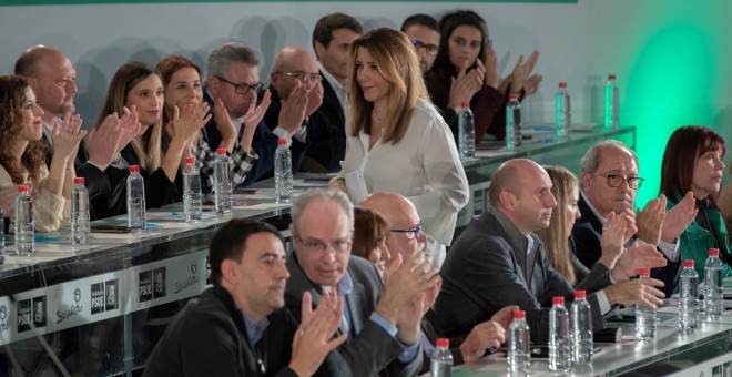 La secretaria general del PSOE-A y presidenta andaluza en funciones, Susana Díaz, recibe los aplausos de los miembros de la ejecutiva en la reunión que el Comité Director, máximo órgano entre Congresos. EFE/Julio Muñoz
