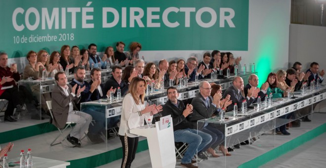 La secretaria general del PSOE-A y presidenta andaluza en funciones, Susana Díaz, recibe los aplausos de los miembros del Comité Director del partido, el máximo órgano entre Congresos. EFE/Julio Muñoz