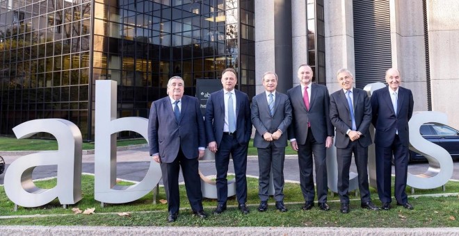 Los miembros del consejo de administración de Abertis posan junto al logo de la concesionaria en su sede en Madrid, en su primera reunión tras tomar su control ACS y Atlantia. E.P.
