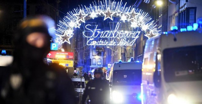 11/12/2018.- Oficiales de policía hacen guardia cerca a donde podría ubicarse al atacante tras un tiroteo mortal hoy, en el Mercado de Navidad de Estrasburgo, Alsacia, (Francia). Al menos dos personas murieron hoy y doce resultaron heridas en un tiroteo e