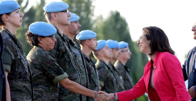 La ministra Margarita Robles saluda a una soldado, durante su visita al Líbano. EFE/Sergio Barrenechea/Archivo