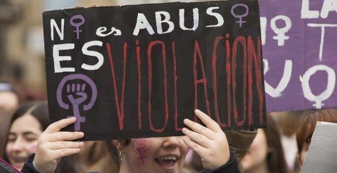 Una pancarta con el lema: 'No es abuso, es violación'. EFE/Archivo