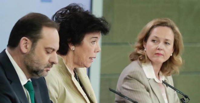 La ministra de Economía y Empresa, Nadia Calviño, la ministra de Educación y Formación Profesional, Isabel Celaá, y el ministro de Fomento, José Luis Ábalos, durante la rueda prensa tras la reunión del Consejo de Ministros. - EFE