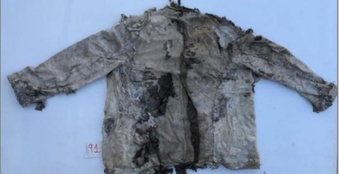 Camisa encontrada en una fosa que podría pertenecer al bisabuelo de Miguel Ángel Torres.- ARQUEANTRO