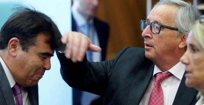 Jean-Claude Juncker revolvió el cabello de su colega mientras asistía a una reunión de la UE en un extraño saludo. REUTERS