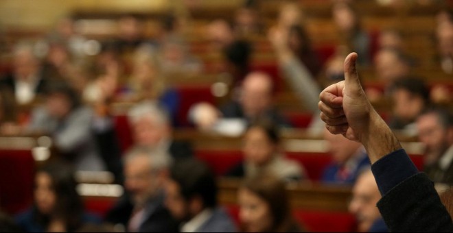 Imagen de archivo de una votación en el Parlament de Catalunya. - REUTERS