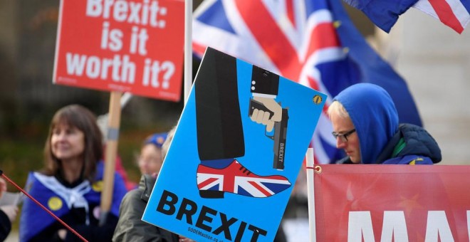 Manifestantes protestan contra el brexit. REUTERS/Archivo