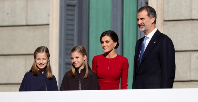 Los reyes, junto a sus hijas, Leonor (princesa de Asturias), y su hermana, la infanta Sofía, en el acto central de celebración de los 40 años de la Constitución, en el Congreso de los Diputados. EFE
