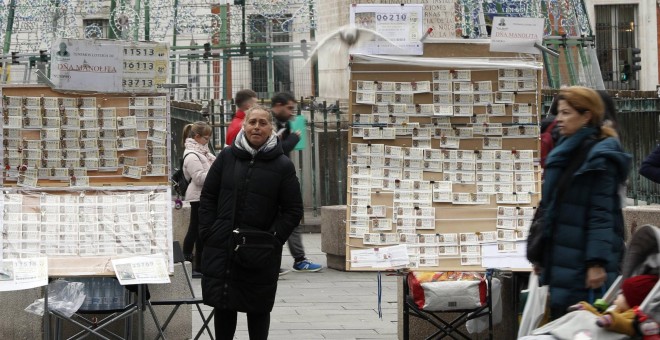 Puestos de venta de boletos de la lotería de Navidad en la Puerta del Sol de Madrid. / EFE - J.J. GUILLÉN
