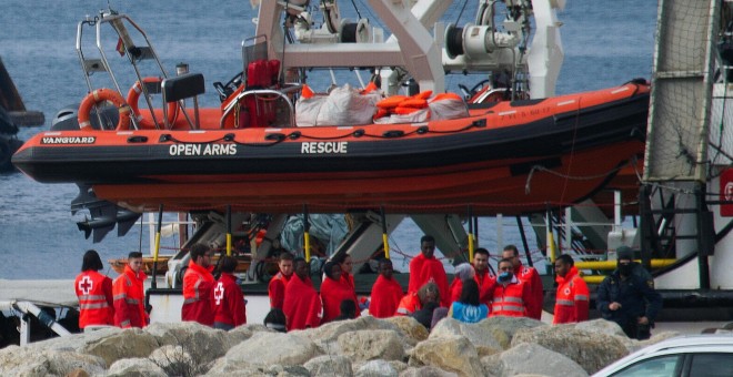 Un grupo de migrantes, recién desembarcados del Open Arms, recibiendo las primeras asistencias sanitarias en el puerto de Crinavis de San Roque (Cádiz).