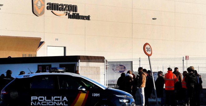 Huelga de trabajadores de Amazon en el centro logístico de San Fernando de Henares (Madrid). / EFE - CHEMA MOYA