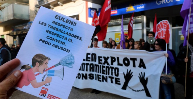 Protesta dels treballadors de neteja d'edificis de Girona per abusos laboral. XAVIER PI