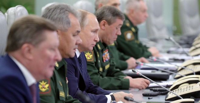 El presidente ruso Vladimir Putin durante una visita el Centro de Control de la Defensa Nacional en Moscú. / REUTERS - KREMLIN