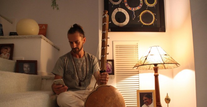 Ravi practica Bhakti Yoga