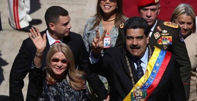 14/01/2019.- El presidente de Venezuela, Nicolás Maduro (d), saluda hoy, junto a la primera dama Cilia Flores (i), a su llegada a la sesión del foro Constituyente para rendir cuentas de 2018. EFE/Miguel Gutiérrez