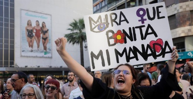 Una joven protesta durante una concentración contra la puesta en libertad provisional de los cinco condenados de La Manada. EFE/Kai Försterling/Archivo