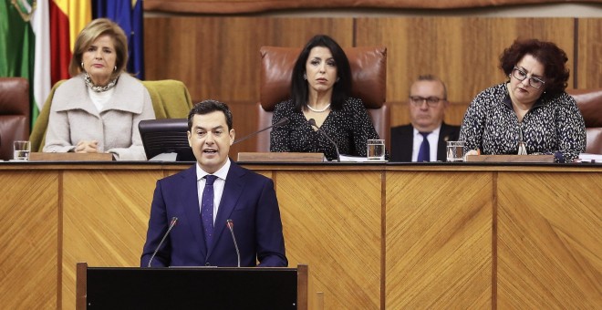 El candidato del PP a la Presidencia de la Junta de Andalucía, Juanma Moreno, al inicio de su discurso de investidura en el Parlamento andaluz en Sevilla. EFE/José Manuel Vidal