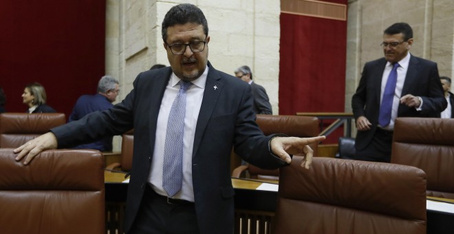 El líder de Vox, Francisco Serrano, en su escaño en el Parlamento andaluz, durante la sesión de investidura del líder del PP andaluz Juan Manuel Moreno. EFE/José Manuel Vidal