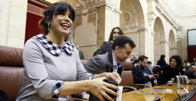 La líder de Adelante Andalucía, Teresa Rodríguez, momentos antes de su intervención en la segunda sesión del debate de investidura del líder del PP-A, Juanma Moreno, que se convertirá en el presidente de la Junta de Andalucía. EFE/Jose Manuel Vidal.