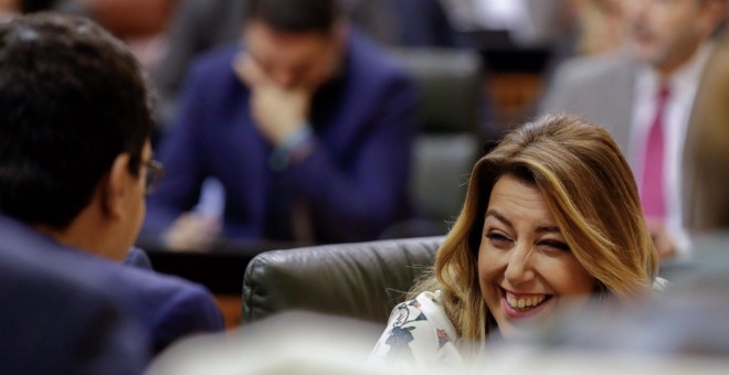 La presidenta andaluza en funciones, Susana Díaz, conversa en su escaño durante la segunda jornada del debate de investidura del líder del PP-A, Juanma Moreno, en el Parlamento andaluz en Sevilla. EFE/Julio Muñoz