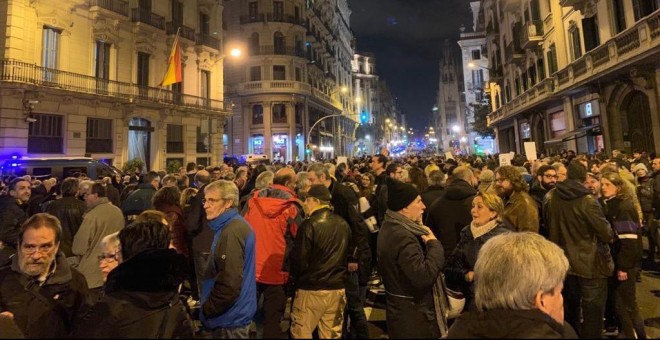 Un miler de persones s'han concentrat a la Via Laietana de Barcelona contra les detencions a Girona. PÚBLIC