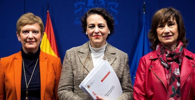 La ministra de Trabajo, Magdalena Valerio (c), explicó el presupuesto de su departamento para este año, que incluye novedades como el aumento de las pensiones o la recuperación del subsidio para parados mayores de 52 años. /EFE