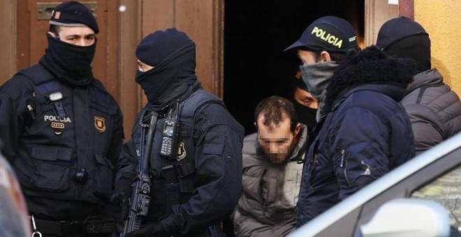 15/01/2019.- Los Mossos d,Esquadra trasladan a uno de los detenidos en el distrito de el Clot de Barcelona, tras efectuar desde primera hora de la mañana una operación antiterrorista contra una célula yihadista en Barcelona e Igualada. EFE/Alejandro Garcí